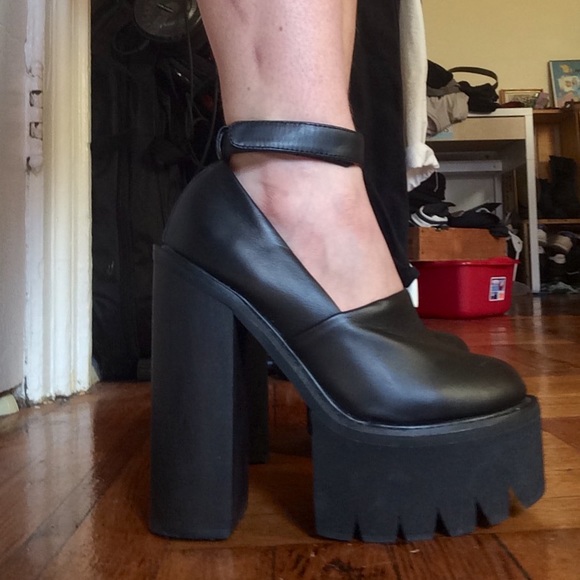 Chunky Goth Platform Heels with Removable Strap! - Picture 3 of 8